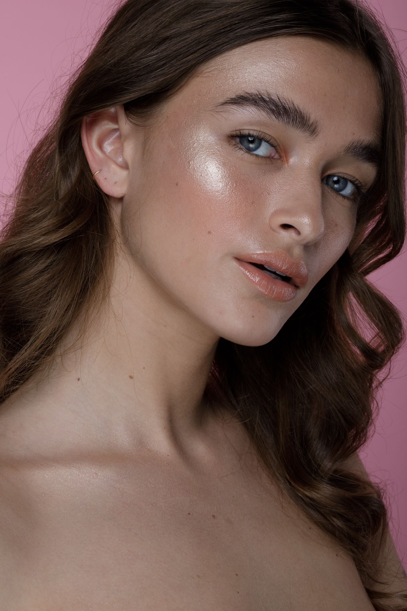 Beauty-портрет до ретуши: молодая женщина на розовом фоне, исходное освещение и тон кожи